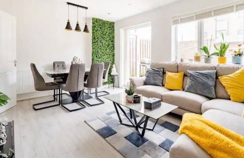 Headstone North House | Modern private space in tranquil North West London