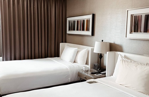 Near North Side Hotel | Modern Queen Stay! Pet Friendly Accommodation w/Gym Access | Chicago Riverwalk!