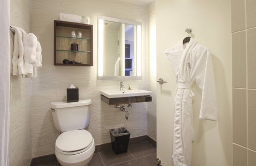 Near North Side Hotel | Modern Queen Stay! Pet Friendly Accommodation w/Gym Access | Chicago Riverwalk!