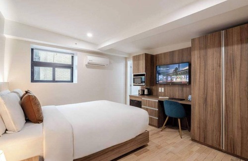 Gay Village Hotel | Modern Queen – Urban Escape