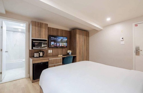 Gay Village Hotel | Modern Queen – Urban Escape
