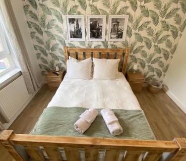 Ellemford Apartment | Modern Quiet City Center Airport 2 Bedroom Apartment