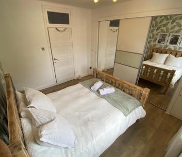 Ellemford Apartment | Modern Quiet City Center Airport 2 Bedroom Apartment