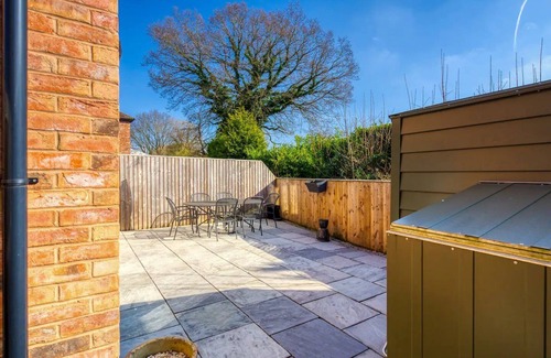 Cheadle House | Modern Quiet House Airport Links | Pass the Keys