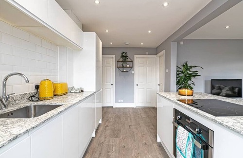 Chester Apartment | Modern Racecourse apt w/parking within city walls