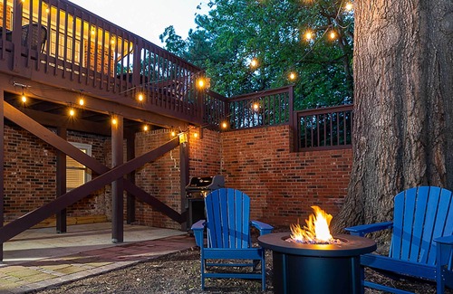 Northwest Raleigh House | Modern Raleigh Retreat w/ Backyard & Fire Pit!