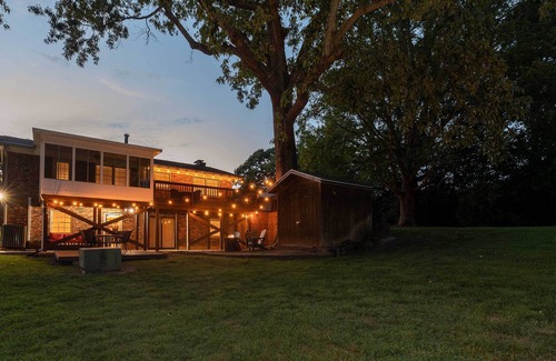 Northwest Raleigh House | Modern Raleigh Retreat w/ Backyard & Fire Pit!