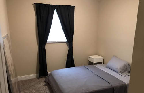 Columbus House | Modern Ranch, New Furn/Appliances, Gar, 55"TV, Roku, Big Yard, WiFi