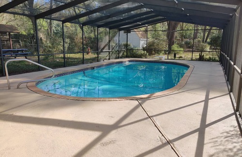 Newberry House | Modern Ranch pool house- close to it all.