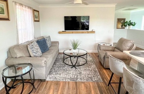 Unionville Apartment | Modern Relaxing Getaway