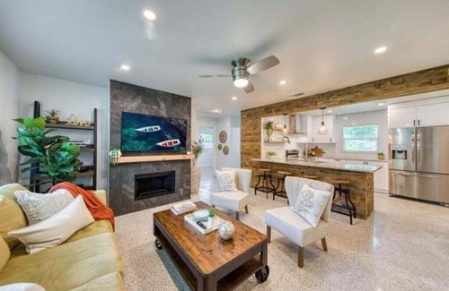 Coquina Key House | Modern Relaxing Retreat in St. Petersburg! Downtown Access & The Beach!
