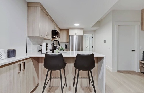 Northwest Calgary House | Modern & Relaxing Suite - Full Kitchen - King Bed + 2 Twin Beds - Pet Friendly!n