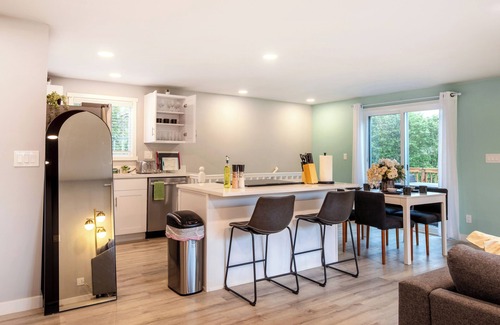 Bryn Mawr-Skyway House | Modern Remodeled 3 BR+2 BA Upper Unit near Airport in Seattle with WiFi and AC