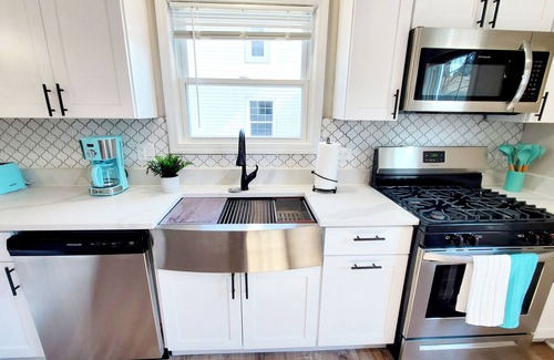 St. Charles House | Modern Remodeled Quiet 4 Bedroom 2 Bathroom Home in the heart of St. Charles