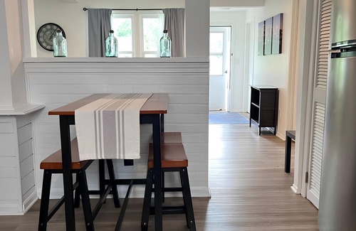 Warren House | Modern & Renovated 3B/1B Home - Quiet & Cozyn
