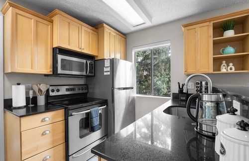 Englewood Condo | Modern Retreat | 2BR Retreat Near Denver | Gym