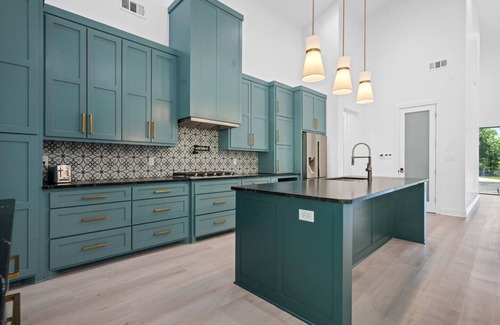 Mid America Apartment | Modern Retreat | 12 min-Oaklawn | KID Friendly
