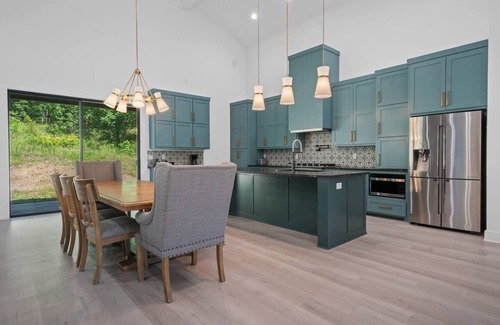 Mid America Apartment | Modern Retreat | 12 min-Oaklawn | KID Friendly