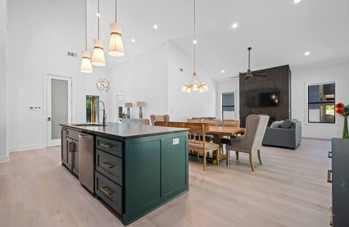 Mid America Apartment | Modern Retreat | 12 min-Oaklawn | KID Friendly