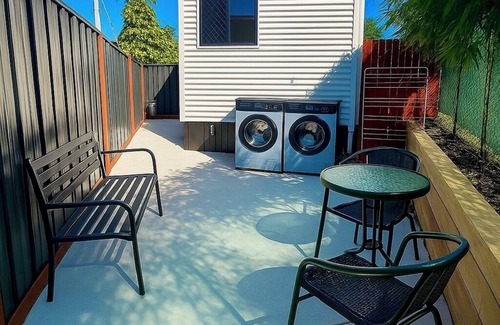 West Ipswich Cabin | Modern Retreat | 1km walk to Cafes | Private, Pet Friendly & Stylish Comfort