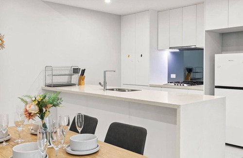 Macgregor Apartment | Modern Retreat 2 Ensuite Bedrooms + Walk to Shops