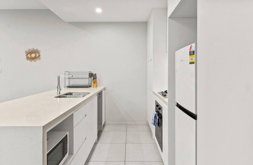 Macgregor Apartment | Modern Retreat 2 Ensuite Bedrooms + Walk to Shops