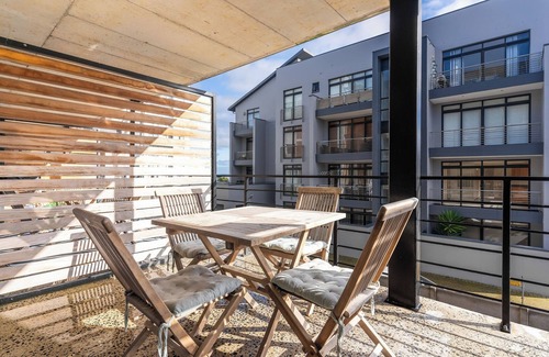 West Beach Apartment | Modern Retreat | 5 Min Walk to Blouberg Beach