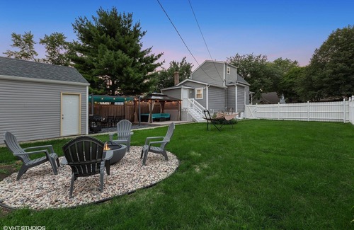 Brookfield House | MODERN RETREAT-DOUBLE LOT W/PERGOLA-FIRE PIT-GAME ROOM-5 MIN TO BROOKFIELD ZOO