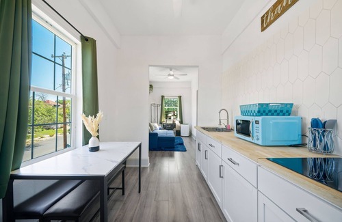 Alta Vista Apartment | Modern Retreat l 30+ Day Stay Med Center & Airport