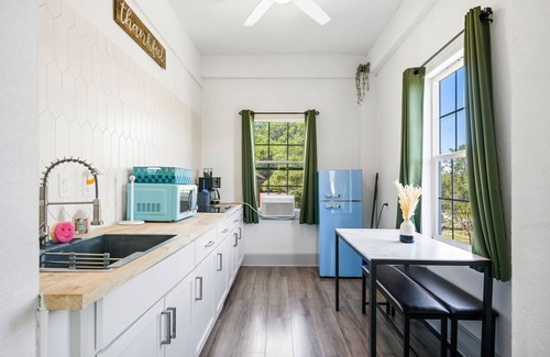 Alta Vista Apartment | Modern Retreat l 30+ Day Stay Med Center & Airport