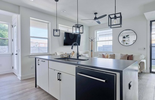 South Manchaca House | Modern Retreat Mins from Airport | DT | BBQ | ACL