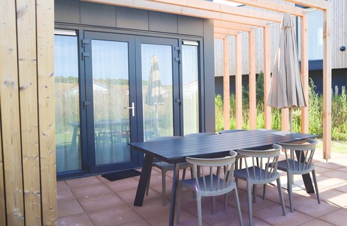 's-Gravenzande House | Modern Retreat Near Beach