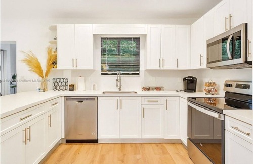 Buena Vista House | Modern Retreat Near Wynwod & Desing District