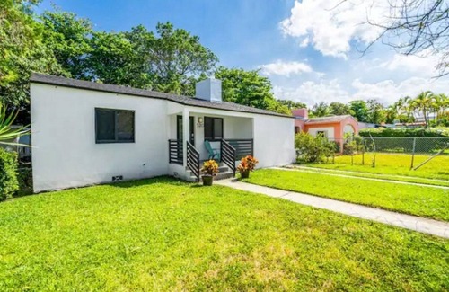 Buena Vista House | Modern Retreat Near Wynwod & Desing District