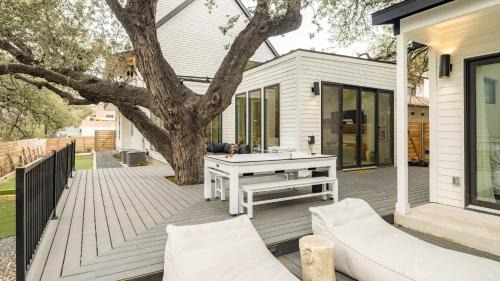 Bouldin House | Modern Retreat w Pool, Guest House & Deck Lounge Henley by AvantStay