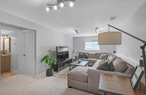 Orland Hills House | Modern Retreat with Private Pool & Yard, 10 mins to Tinley Ampitheatre home