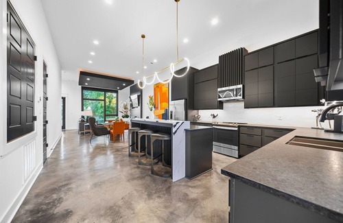 Piney House | Modern Retreat with Rooftop and Lake Access