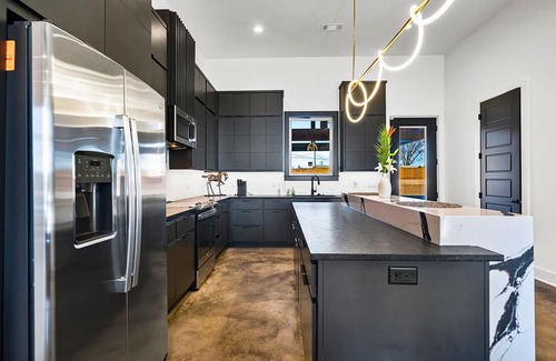 Piney House | Modern Retreat with Rooftop and Lake Access