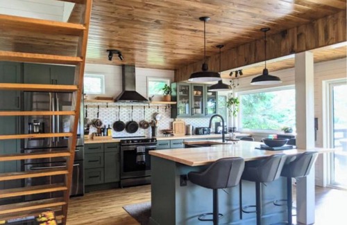 Algonquin Highlands Cottage | Modern Riverside Cottage on the edge of Algonquin Park