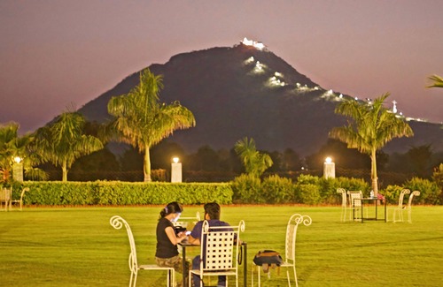 Pushkar Resort | Modern Room at Lush Green Resort Near to Lake and Downtown