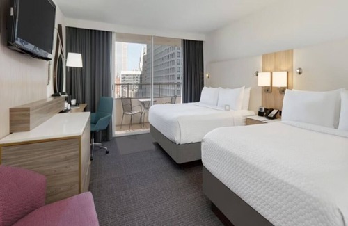Downtown Dallas Hotel | Modern Room & Fine Dining in Downtown Dallas! Outdoor Pool!