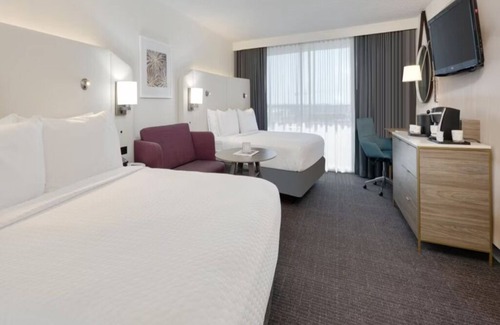 Downtown Dallas Hotel | Modern Room & Fine Dining in Downtown Dallas! Outdoor Pool!