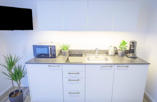 Bruhl-Guterbahnhof Apartment | Modern Room M with Terrace