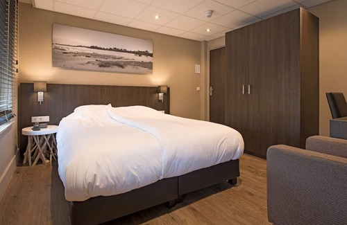 Vlijmen Hotel | Modern Room with Garden Access and Free Parking in Vlijmen, Near Nature Trails
