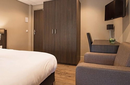 Vlijmen Hotel | Modern Room with Garden Access and Free Parking in Vlijmen, Near Nature Trails