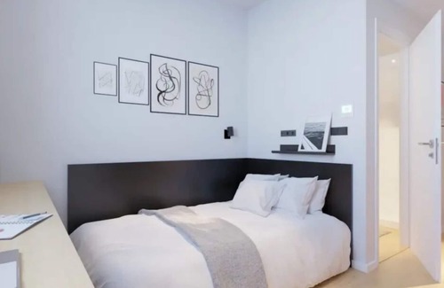 Milagrosa Apartment | Modern Room with Wi-Fi in Pamplona, Sleeps 2