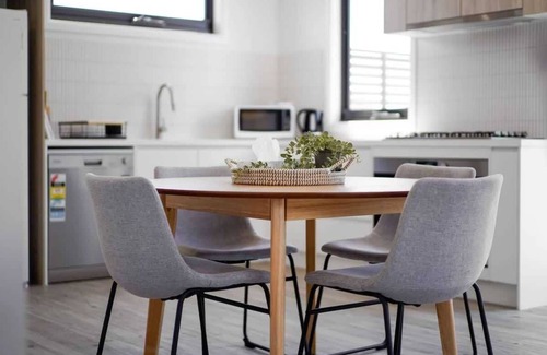 Rosebud House | Modern Rosebud Townhouse 300m from the Beach!