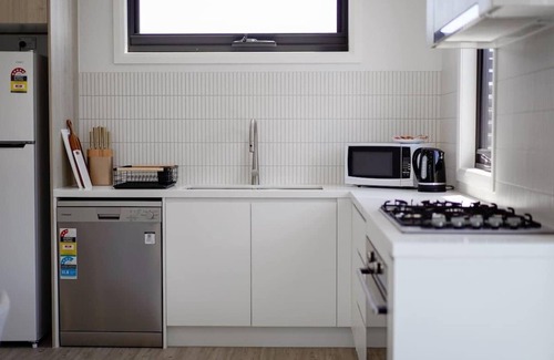 Rosebud House | Modern Rosebud Townhouse 300m from the Beach!