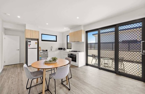 Rosebud House | Modern Rosebud Townhouse 300m from the Beach!
