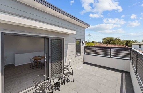 Rosebud House | Modern Rosebud Townhouse 300m from the Beach!
